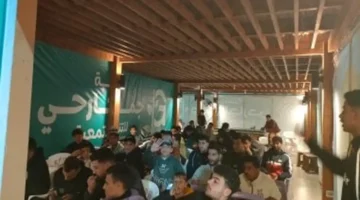 يارب يفوز.. أهالي قرية محمد صلاح يشاهدون مباراته في مركز شبابه